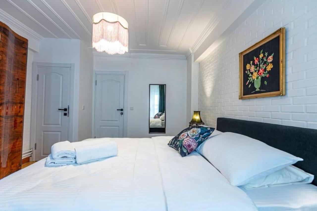 Historical 4-Br Home Steps From Besiktas Stadium & Bosphorus Views - Prime Nisantasi Location! Estambul Exterior foto