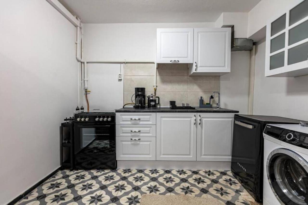 Historical 4-Br Home Steps From Besiktas Stadium & Bosphorus Views - Prime Nisantasi Location! Estambul Exterior foto
